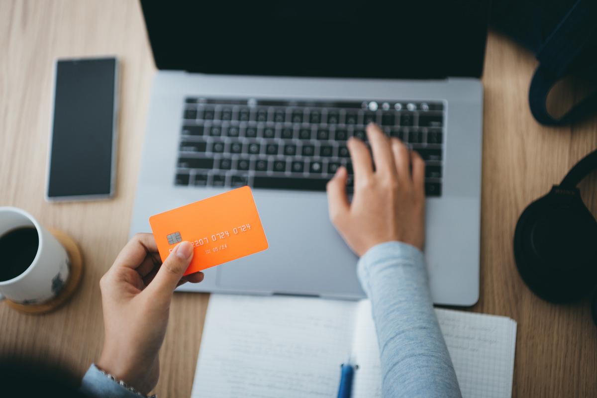 employé de bureau avec carte de crédit